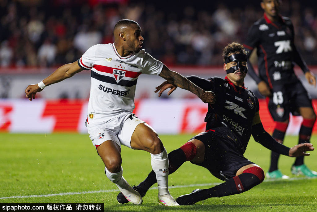 英超新赛季揭幕战：全场默哀致敬迪奥戈·若塔与安德烈·席尔瓦